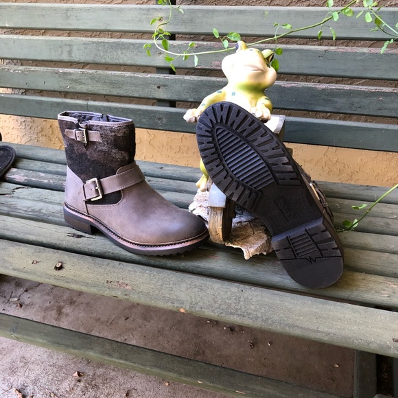 Shoes - Picture 2 of 4